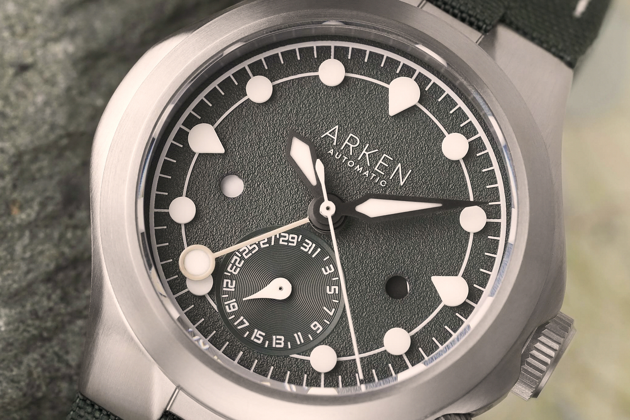 Близкий план циферблата Alterum Sage Grey