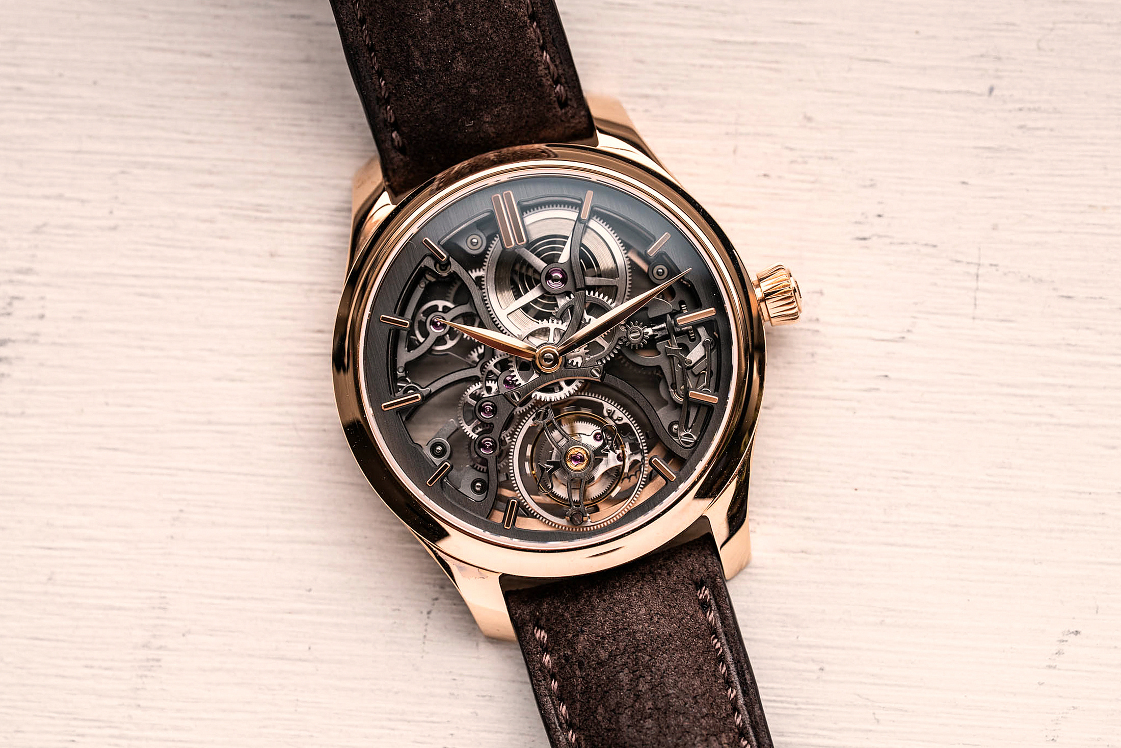 Endeavour Tourbillon Skeleton на столе