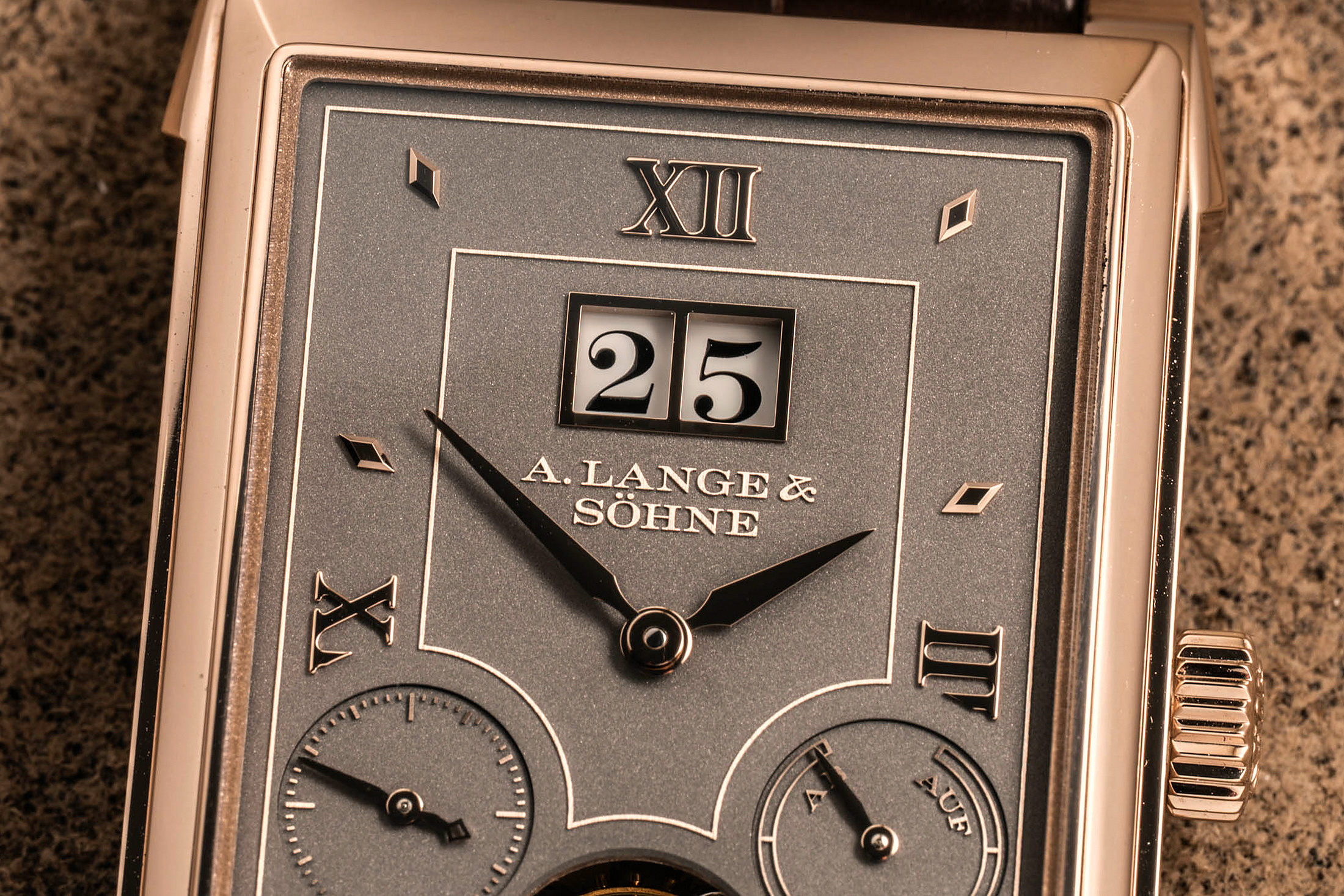 Окно даты Lange Cabaret Tourbillon Honeygold, макро