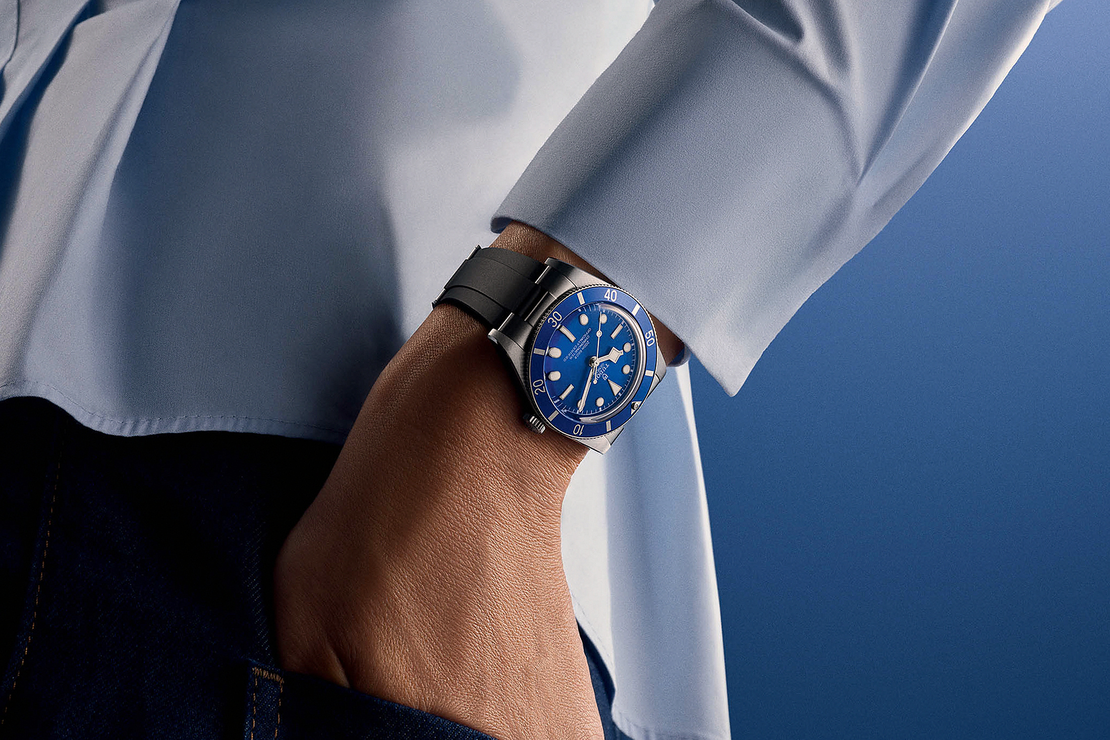 BB54 Blue на запястье