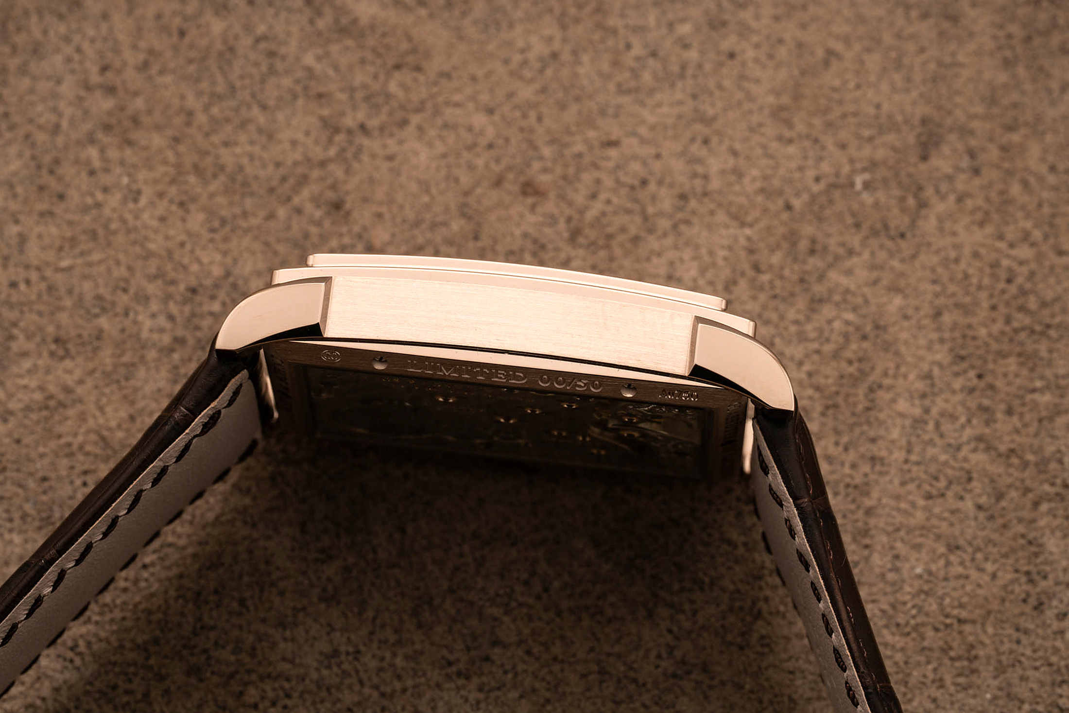 Боковая сторона корпуса Lange Cabaret Tourbillon Honeygold