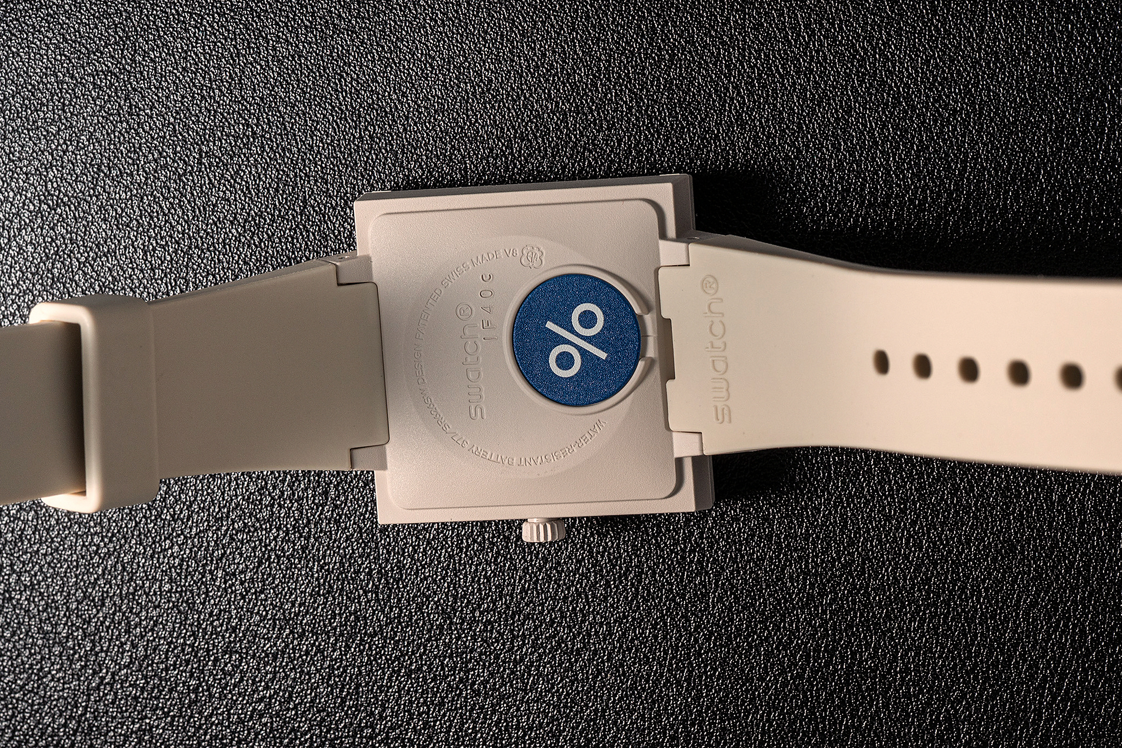 Логотип Swatch на коробке