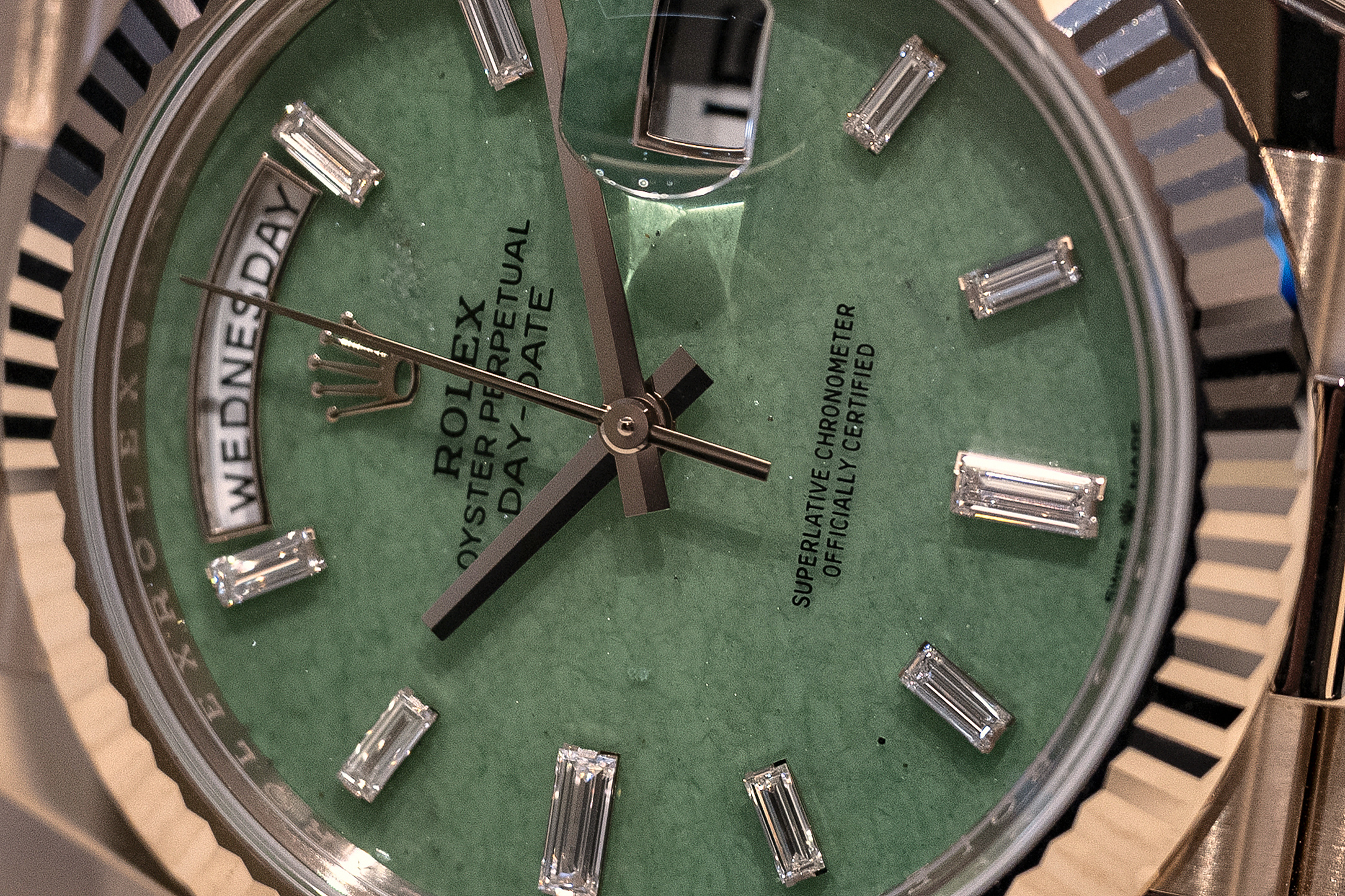 Золотой сплав Jubilee в разных освещениях