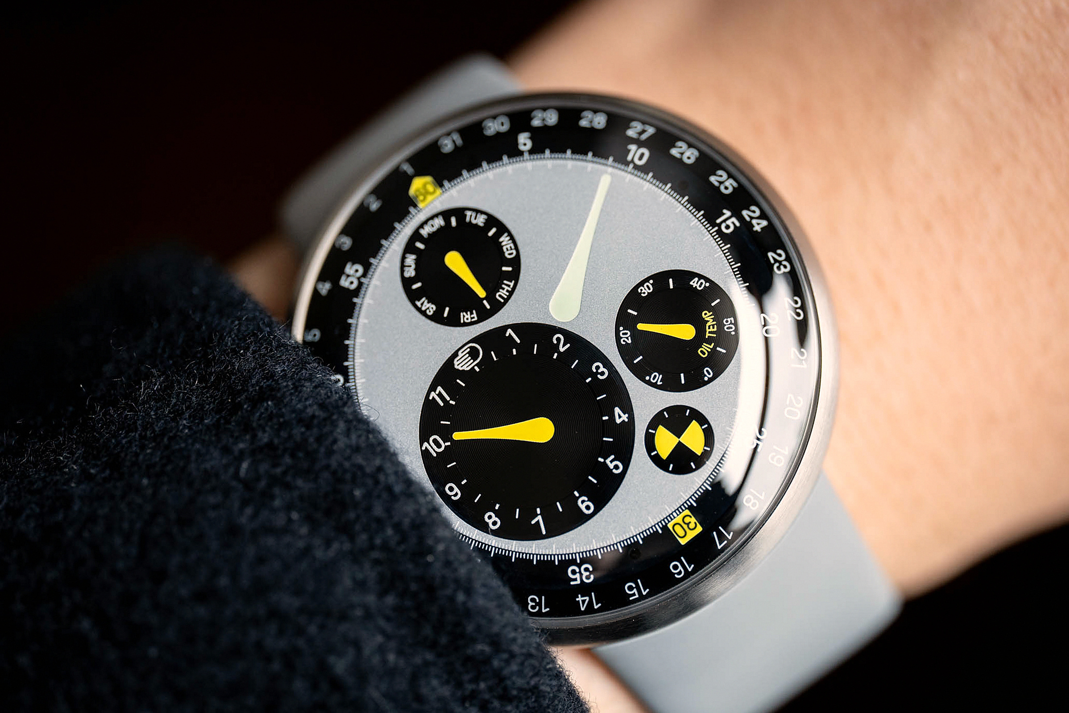 Часы Type 3 MN на запястье