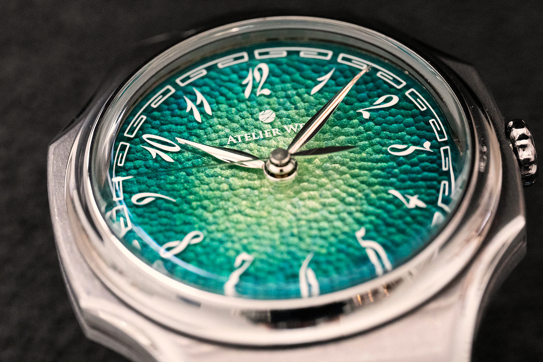 Зеленый циферблат Atelier Wen Inflection крупным планом