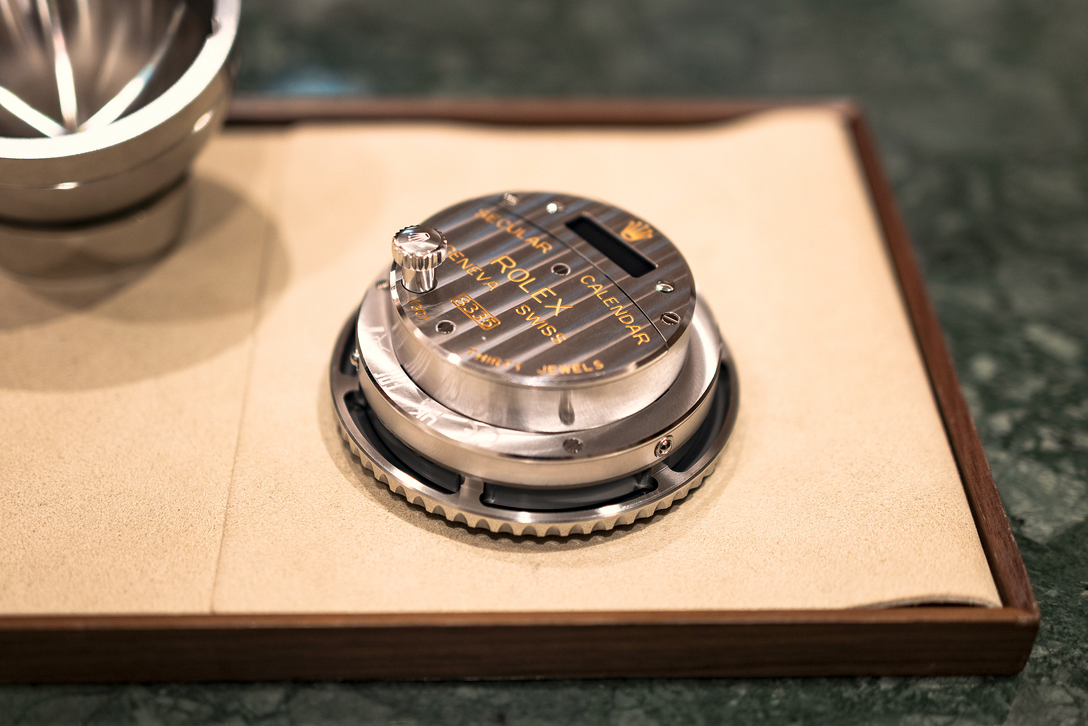 Настольные часы Rolex Submariner в разобранном виде