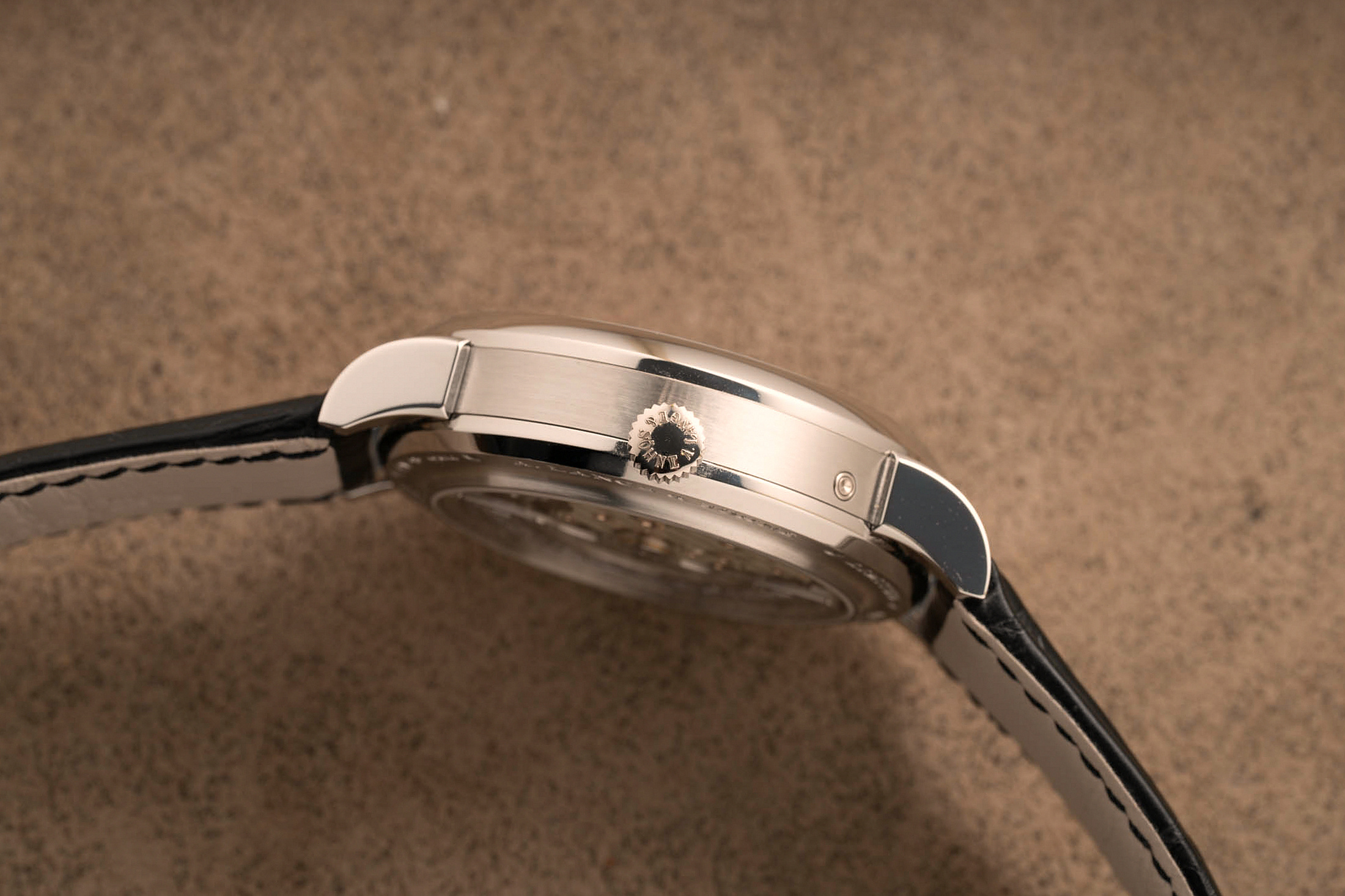 Lange 1 Perpetual Tourbillon Lumen вид сбоку с коронкой