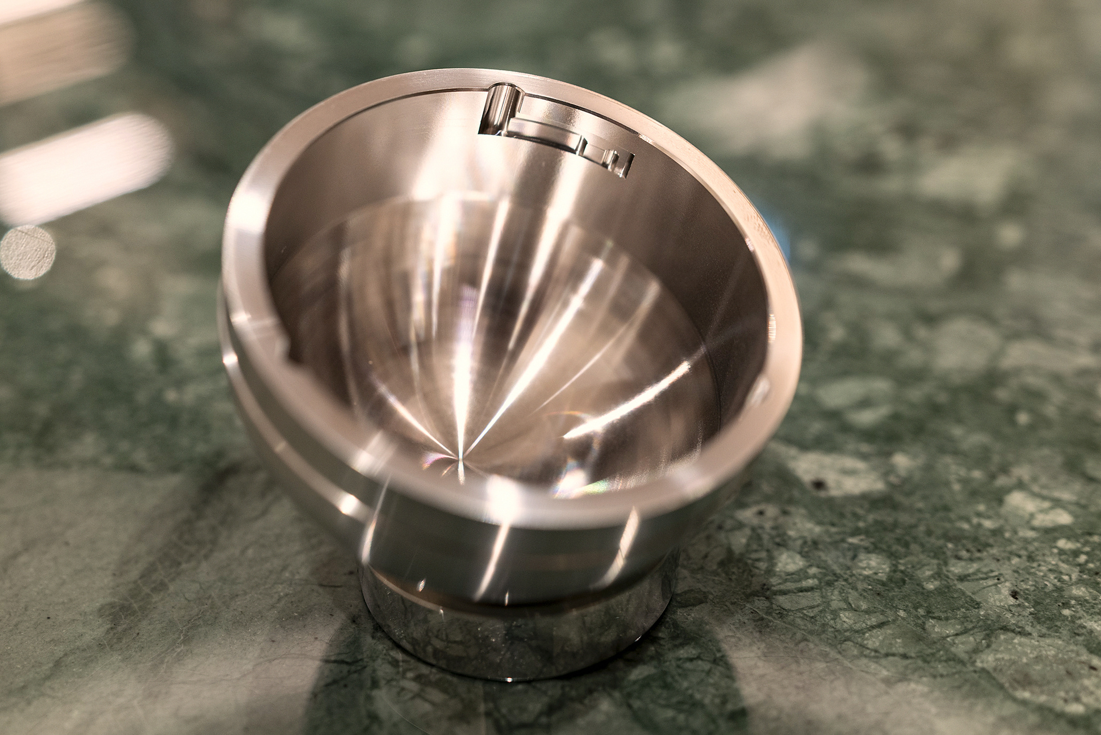 Настольные часы Rolex Submariner внутри корпуса