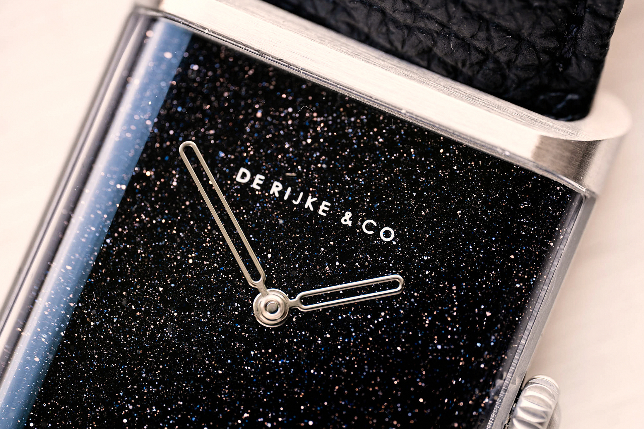 Макро снимок циферблата De Rijke Capri