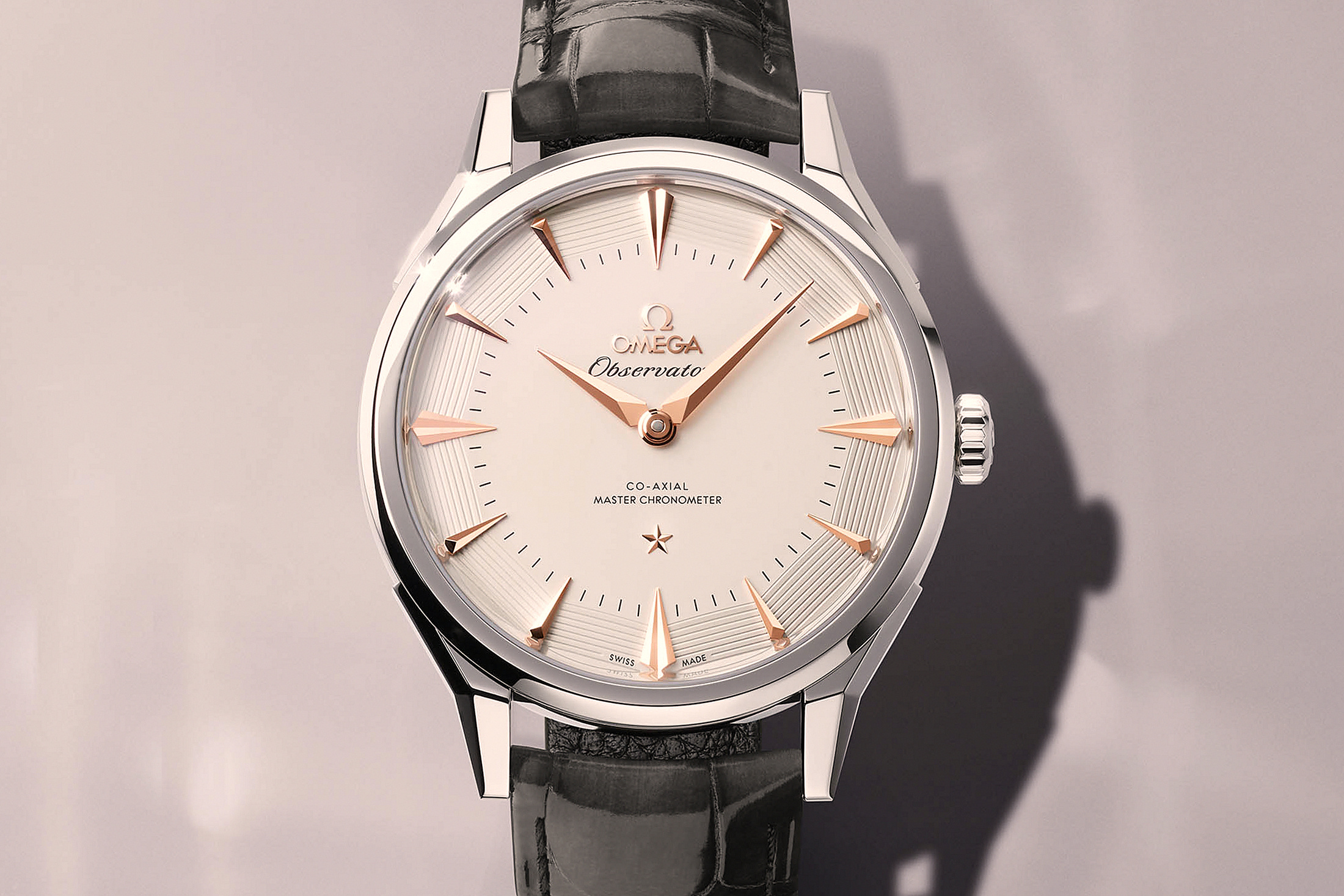 Стальной циферблат серебристого цвета на ремешке