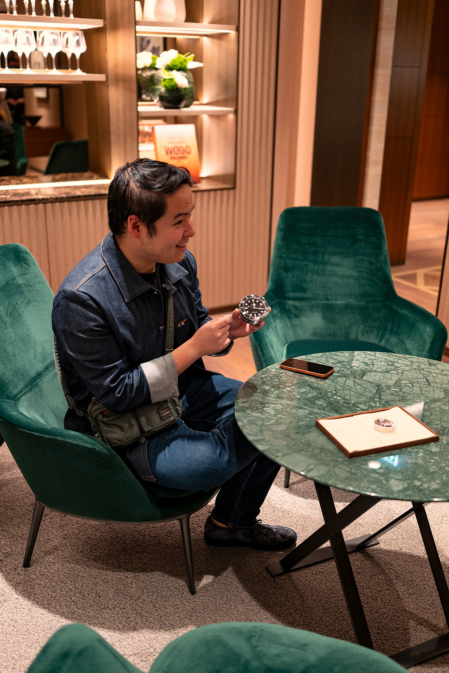 TanTan смотрит на часы