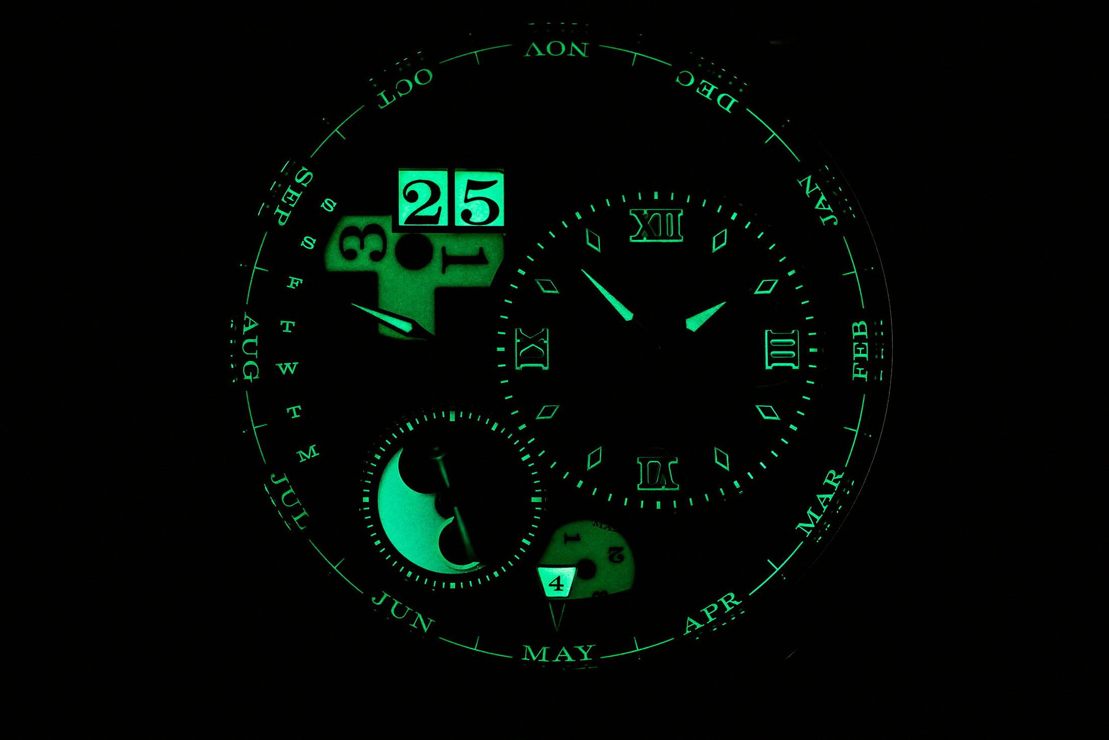 Lange 1 Perpetual Tourbillon Lumen светится в темноте