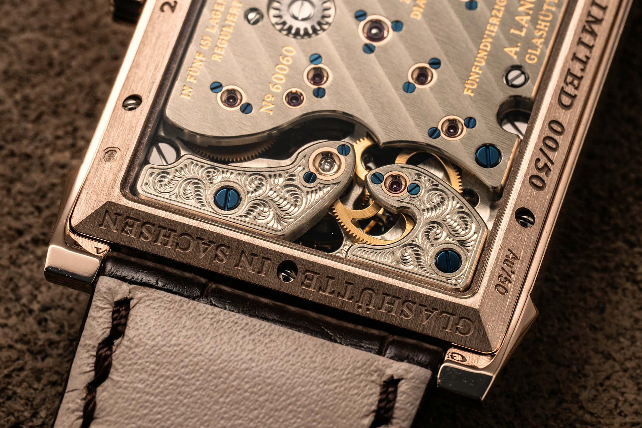 Балансирный мостик Lange Cabaret Tourbillon Honeygold, макро
