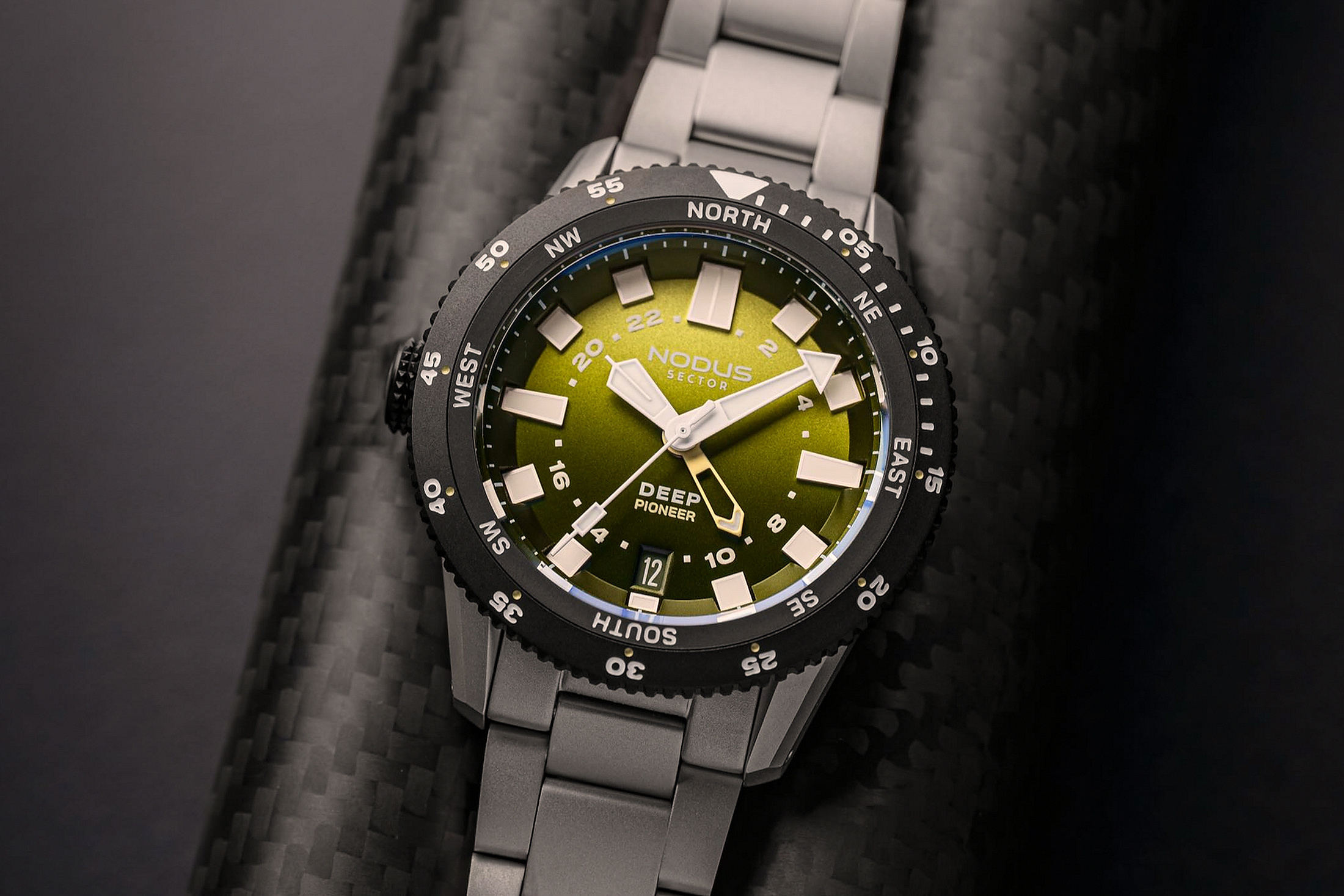 Макро циферблат Nodus Sector Deep Pioneer на углеродном волокне