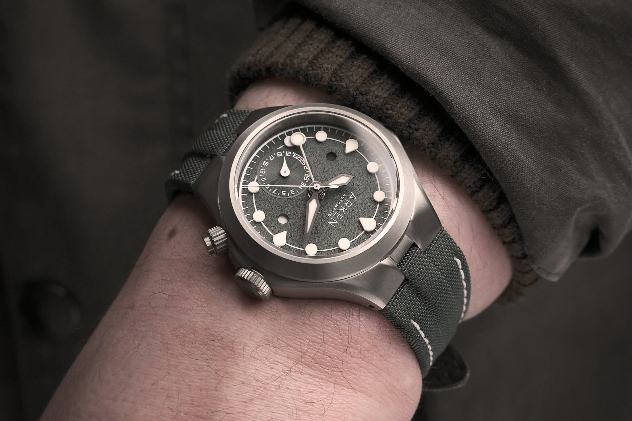 Alterum Sage Grey на запястье под углом