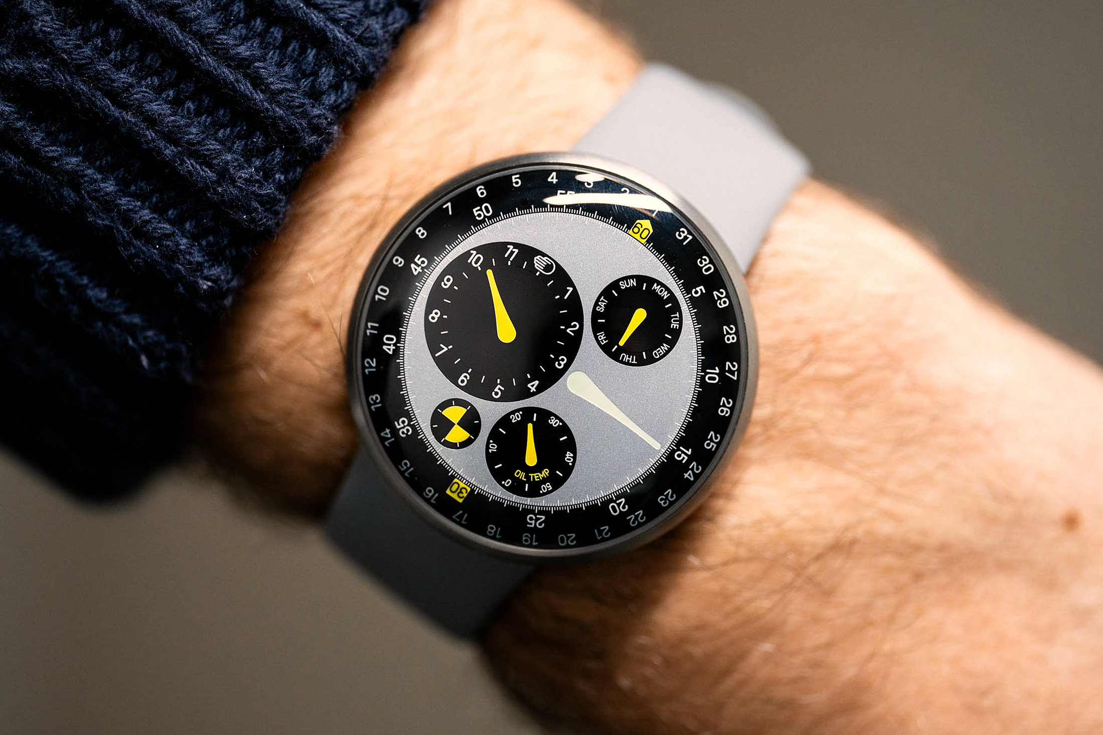 Часы Type 3 MN на руке на фоне мата