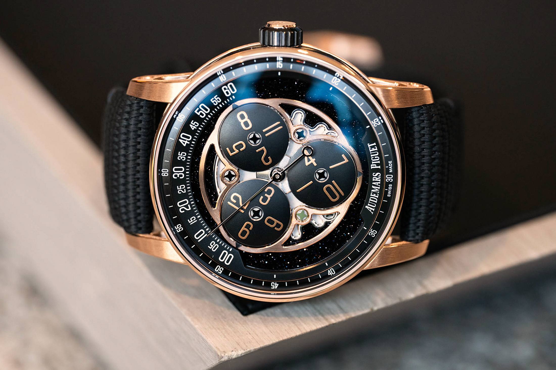 Code 11.59 Starwheel Rose Gold на подносе