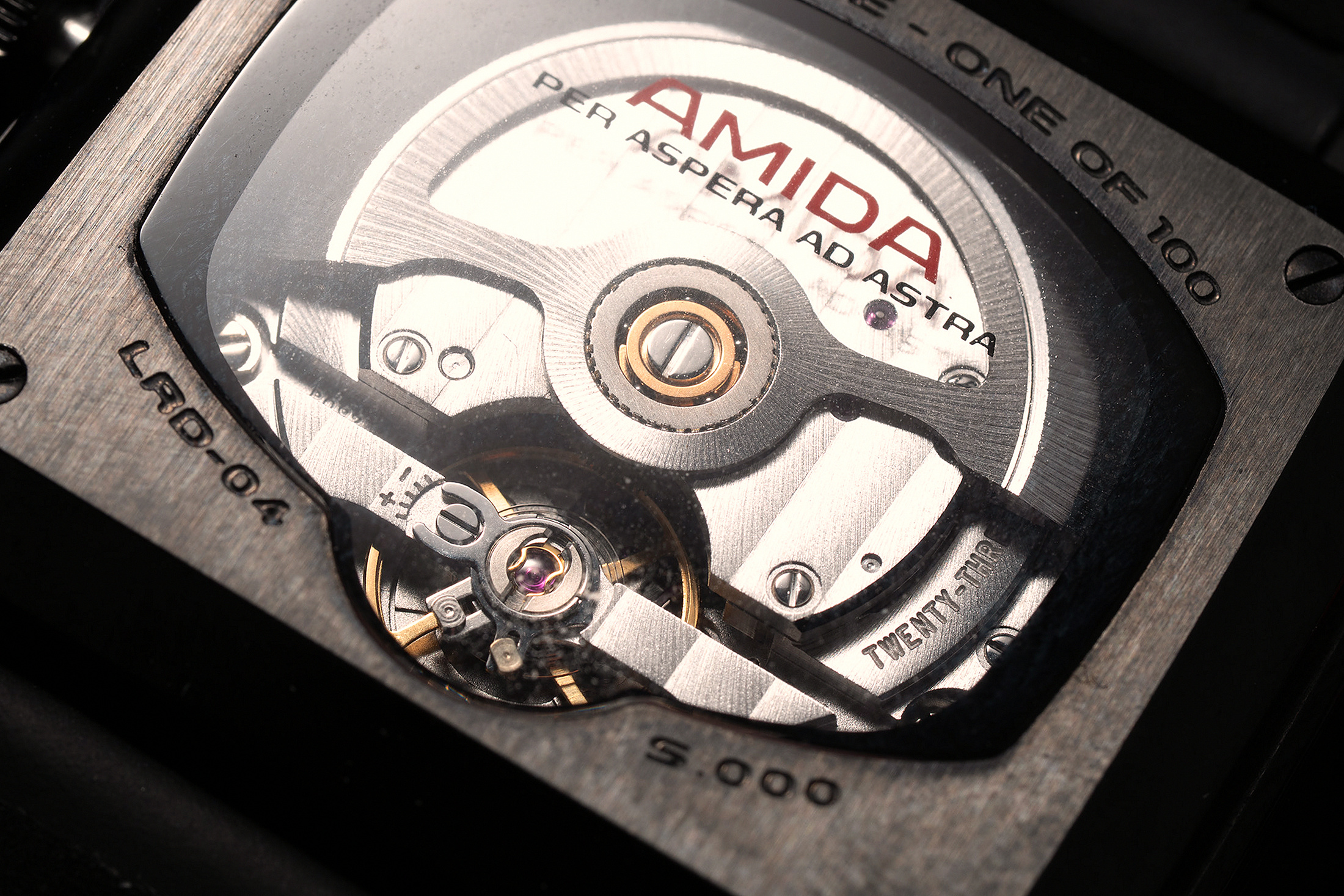 Часы Amida Digitrend на запястье