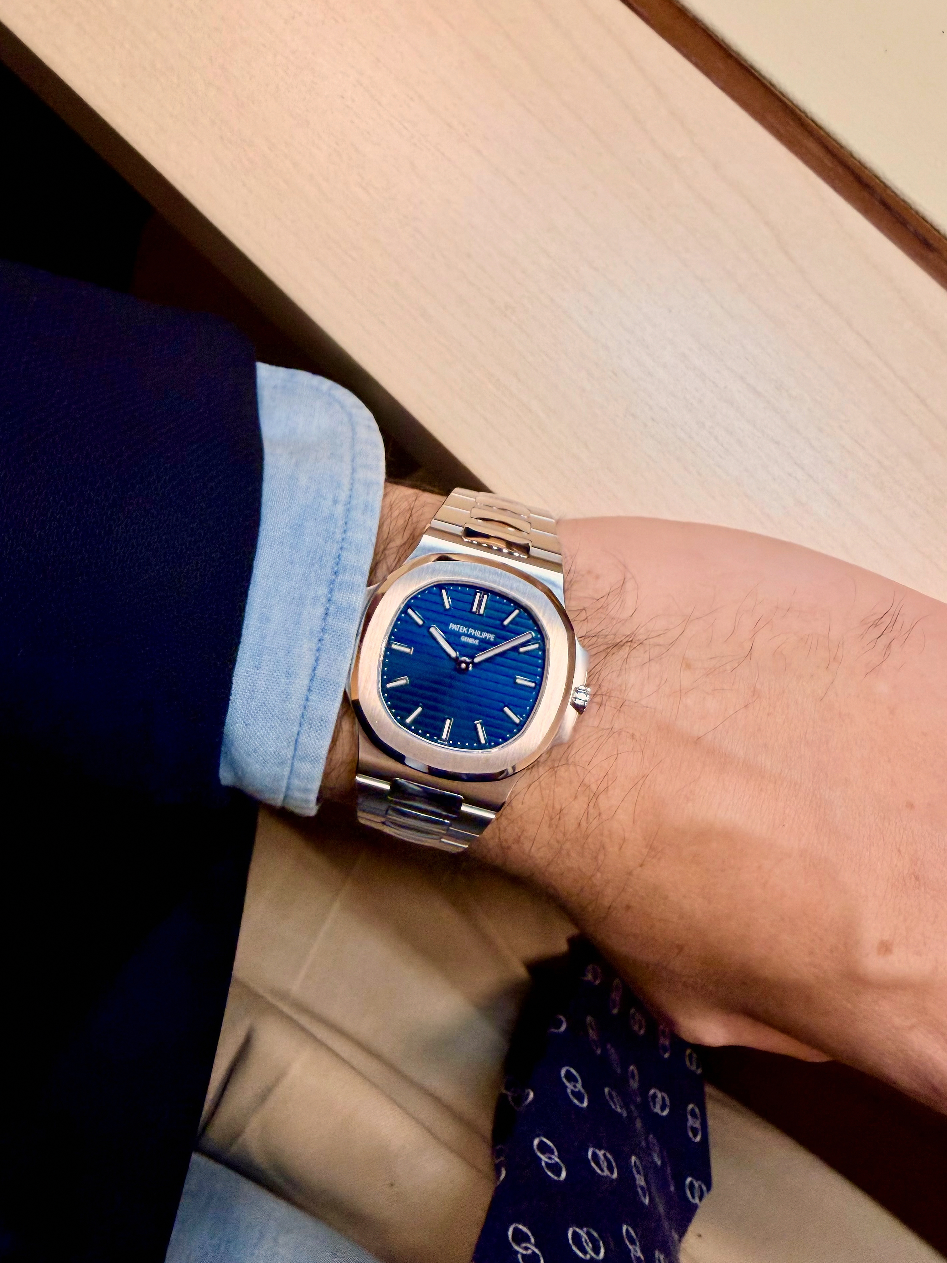 Часы Nautilus на фоне природы