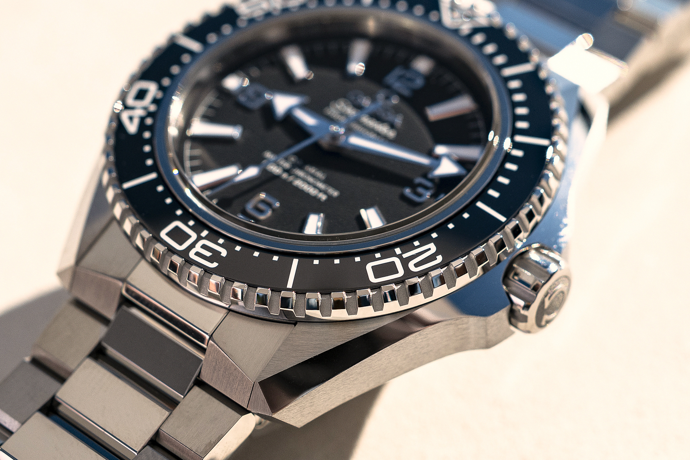 Omega Planet Ocean 2025 в черном цвете