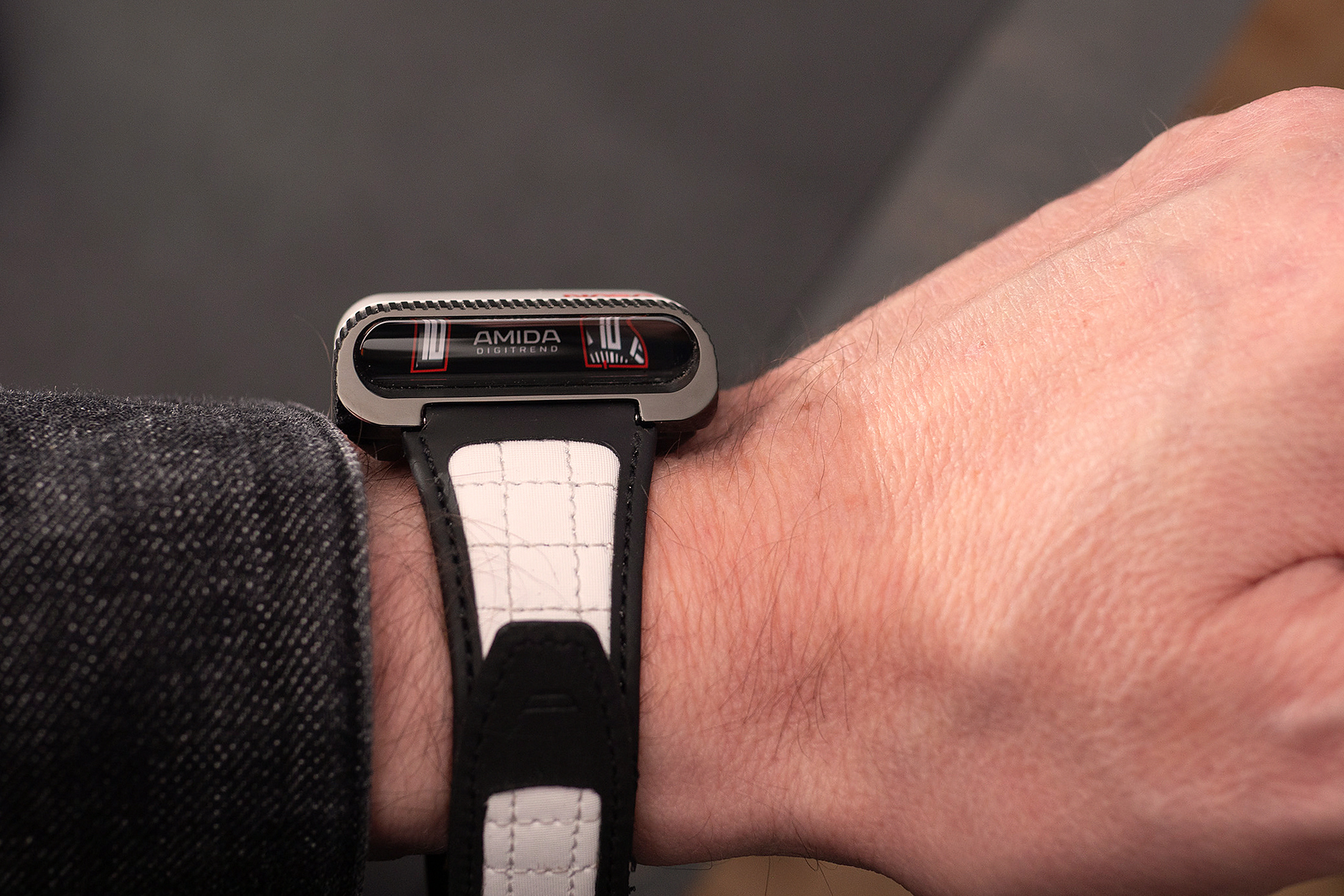 Логотип NASA на часах Amida