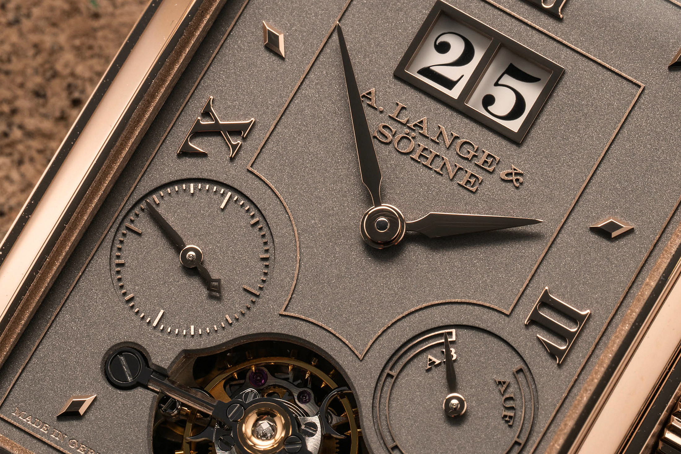 Близкий вид циферблата Lange Cabaret Tourbillon Honeygold