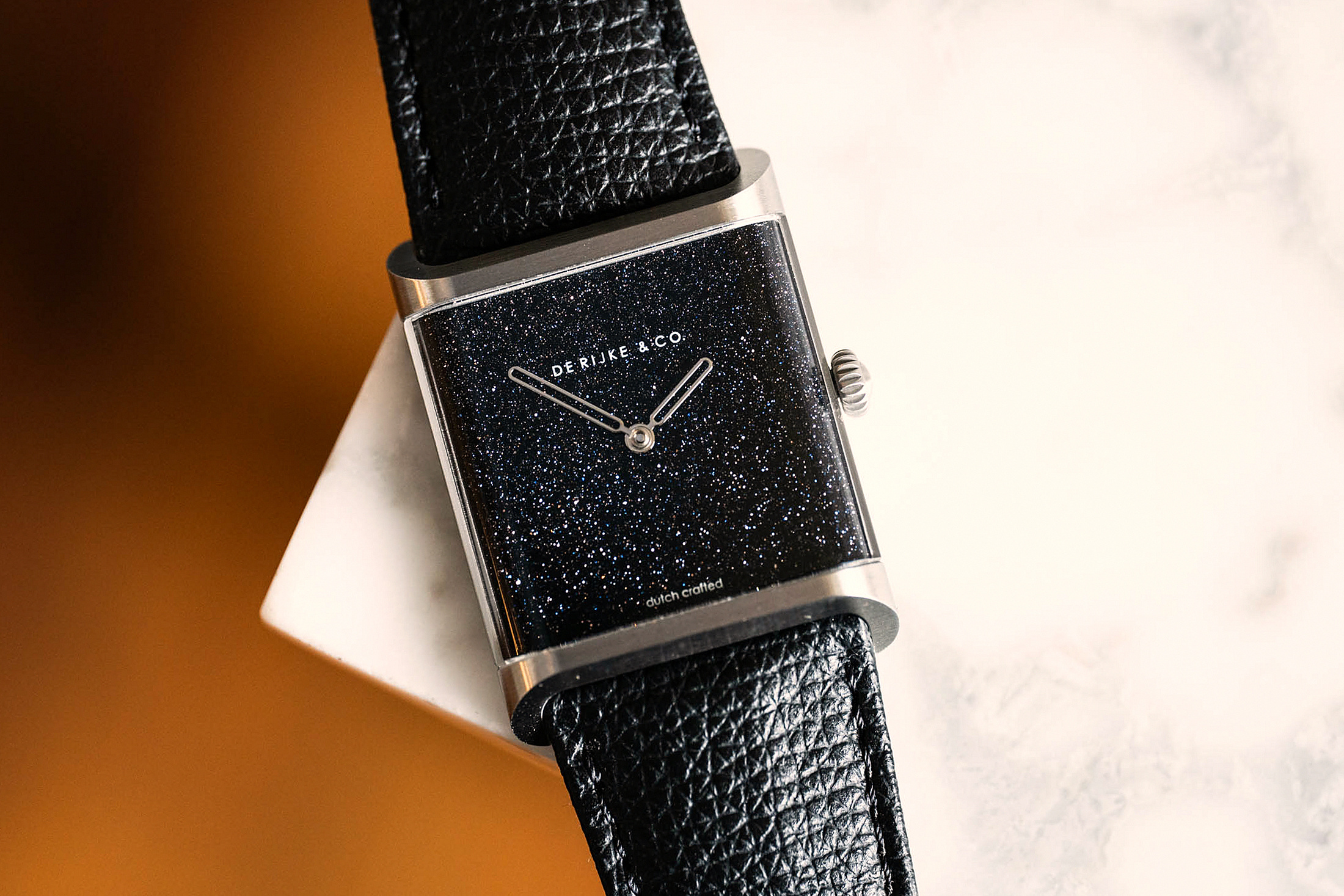 Часы De Rijke Capri на столе