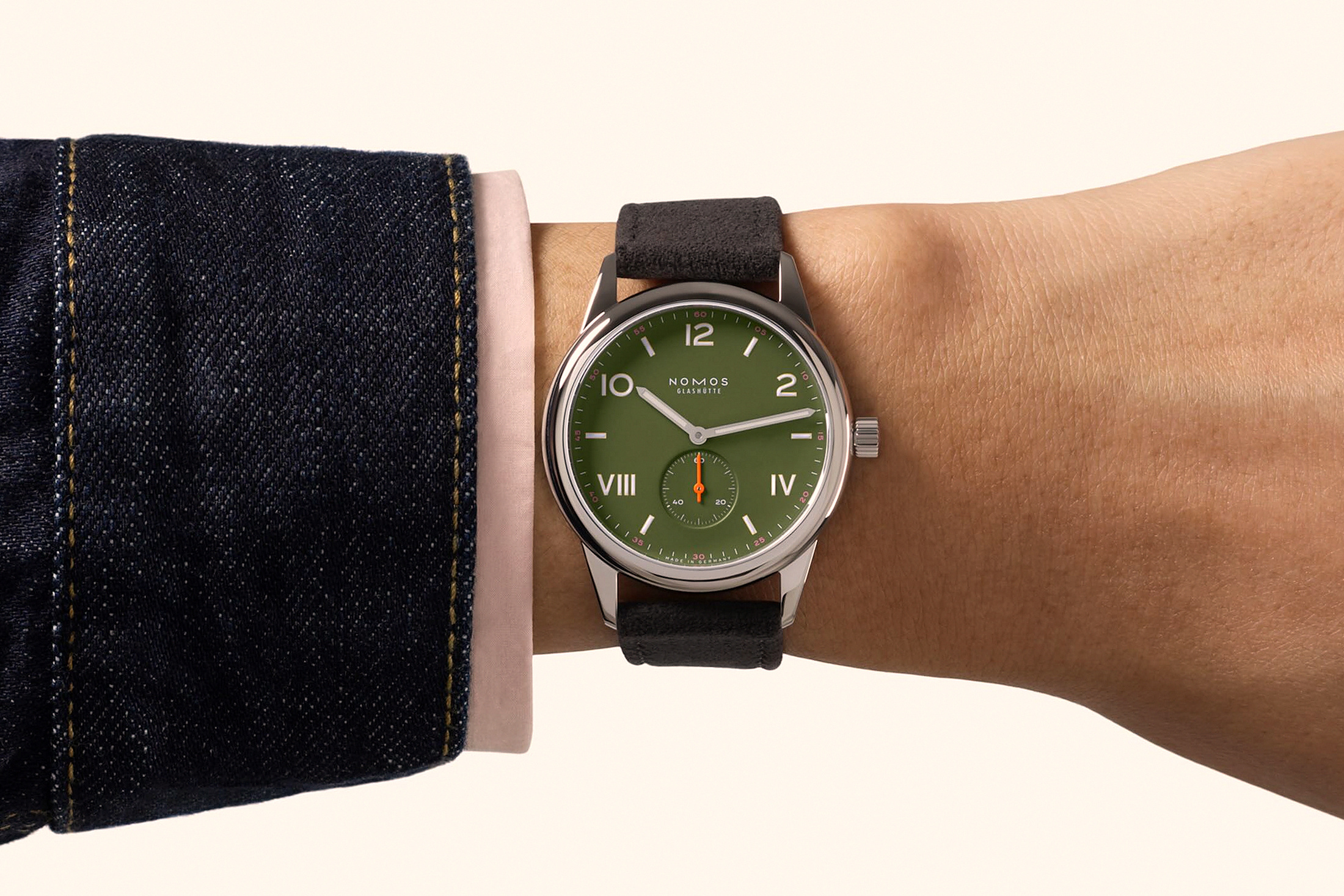 Оливковый циферблат на запястье